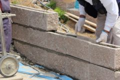 外構工事で設置したブロック塀の耐用年数の目安を解説